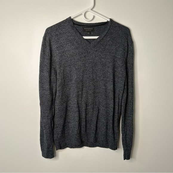 Banana Republic Premium Luxe Yarn Silk Cashmere Sweater Grey V-Neck medium - Picture 1 of 9